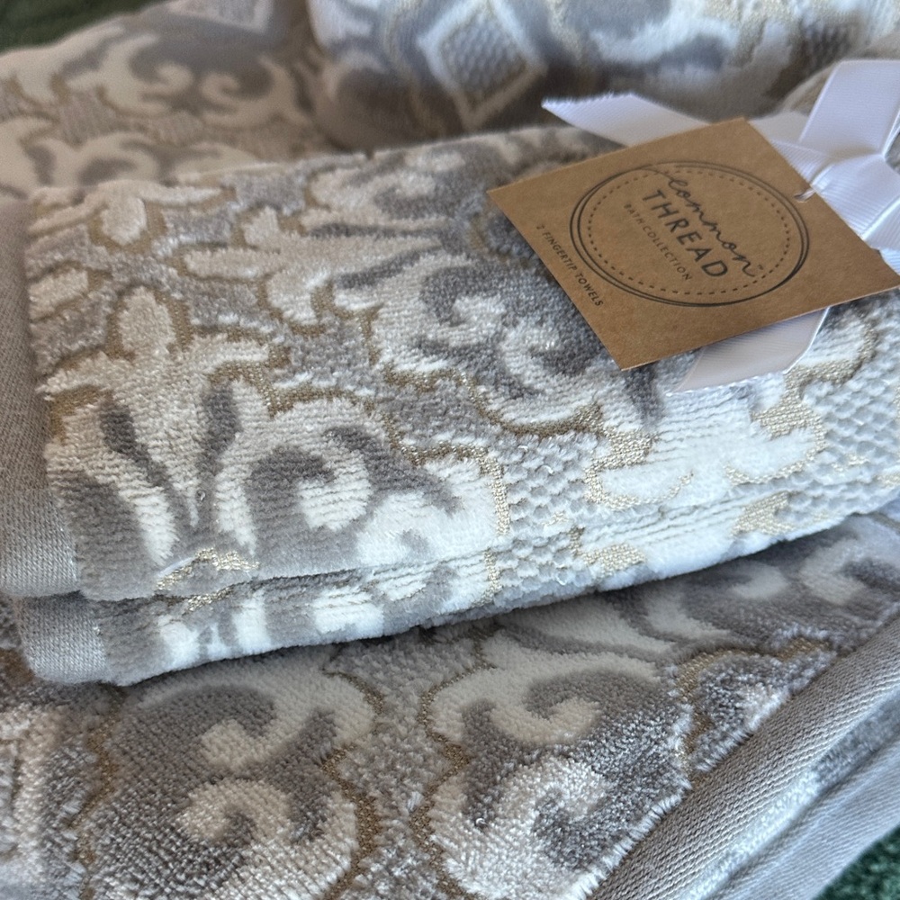 Common Thread Bath & Hand Tip Towels Gray Beige Medallion NEW! - Picture 8 of 11